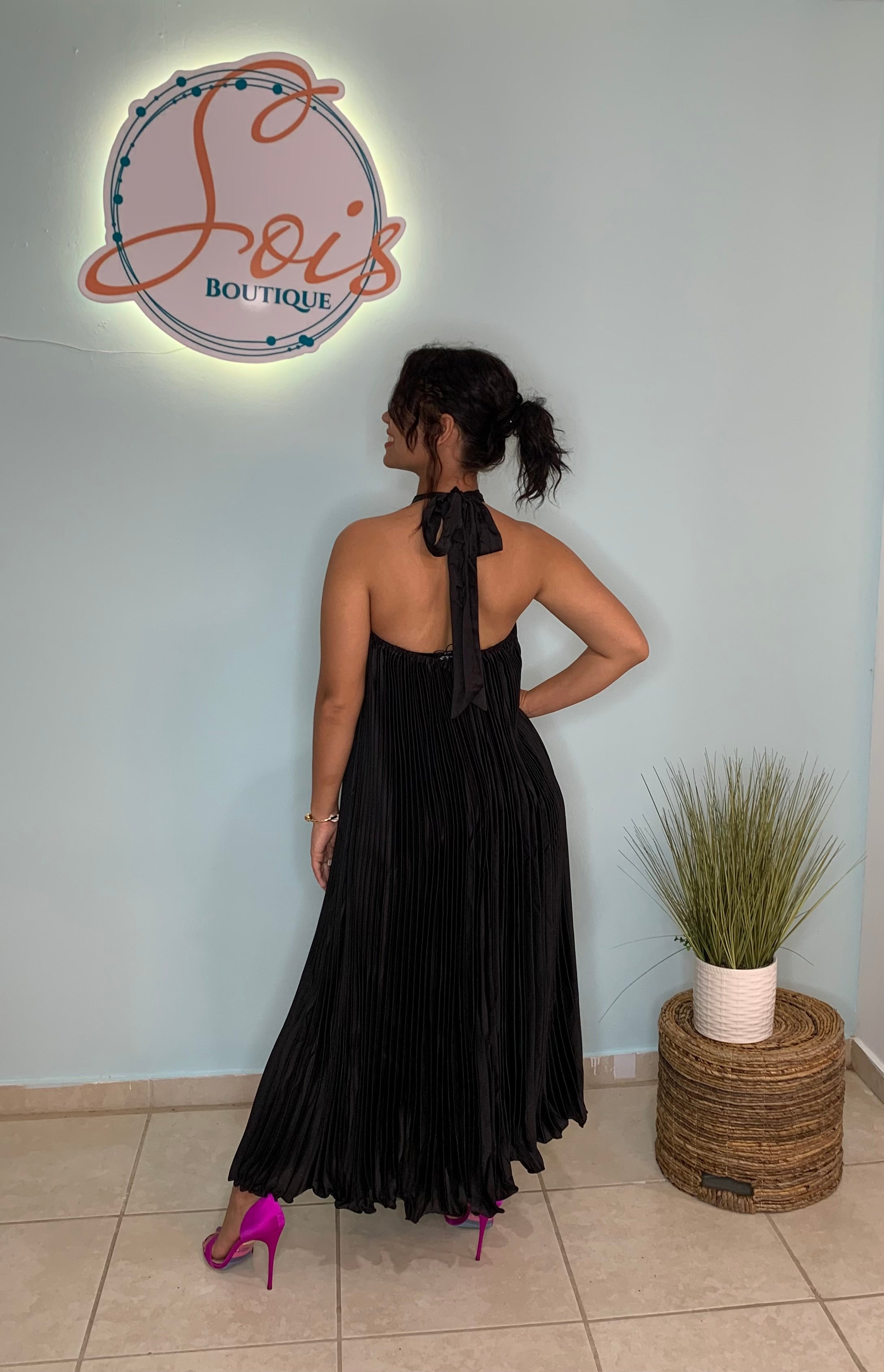 PLEATED HALTER NECK MIDI DRESS / SOIS BOUTIQUE Sois Boutique ,LLC PLEATED HALTER NECK MIDI DRESS / SOIS BOUTIQUE Sois Boutique ,LLC